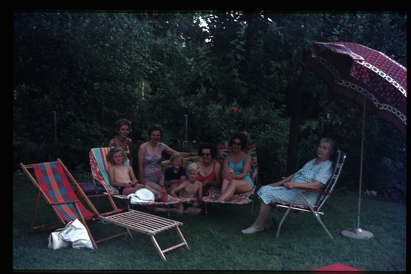 25.Regensburg jul 1971 Omi,Ilse,Mama,Brigitte,Marion,Peter.JPG